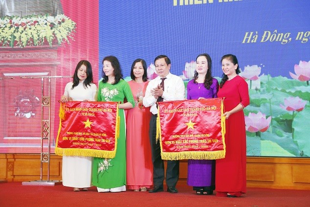 Lãnh đạo Sở GD&ĐT Hà Nội trao cờ thi đua cho các tập thể và cá nhân có thành tích xuất sắc