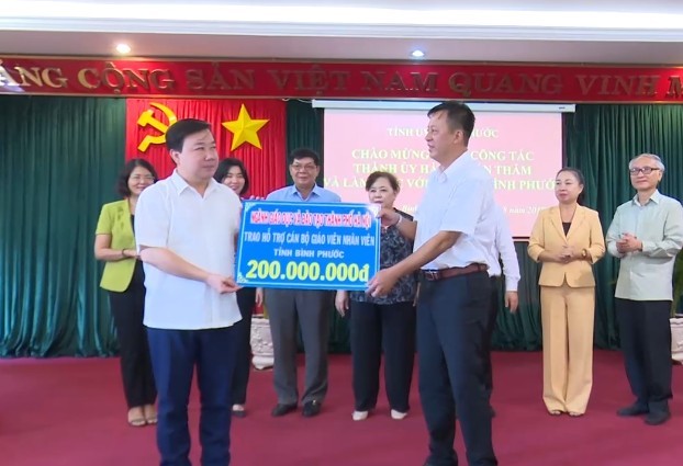 Giám đốc Sở GD&ĐT Hà Nội trao quà hỗ trợ cho ngành GD-ĐT Bình Phước
