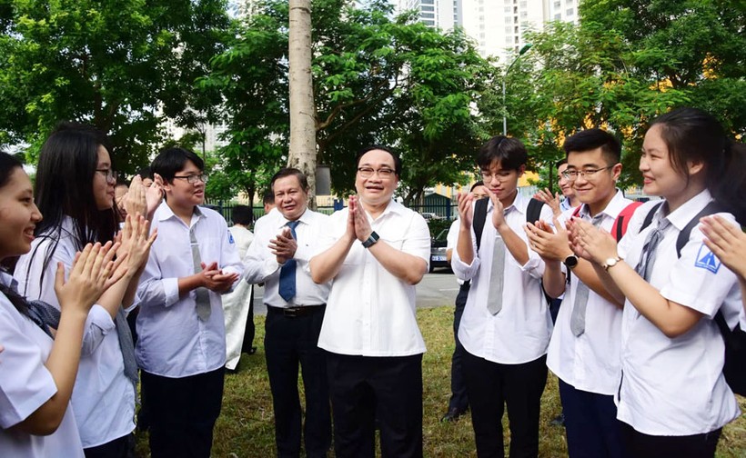 Bí thư Thành ủy Hà Nội Hoàng Trung Hải chung vui với học sinh Trường THPT chuyên Hà Nội Amsterdam trong lễ khai giảng