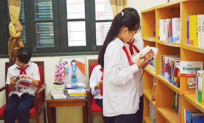 Học sinh Trường THCS Chu Văn An (Hà Nội) đến phòng tham vấn tâm lý đọc sách kỹ năng sống.