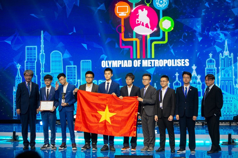 Đoàn học sinh Việt Nam nhận giải tại lễ bế mạc Olympic quốc tế Moskva