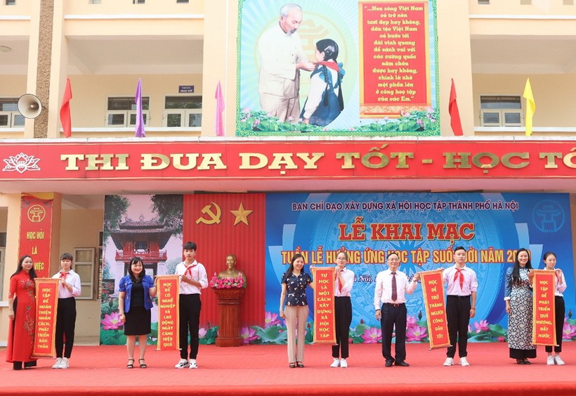 Ban Chỉ đạo xây dựng xã hội học tập thành phố Hà Nội gửi thông điệp về việc khích lệ tinh thần tự học. 