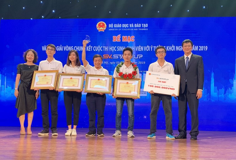 Thứ trưởng Lê Hải An trao phần thưởng cho nhóm sinh viên đoạt giải Nhất.