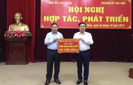 Giám đốc Sở GD&ĐT Hà Nội trao hỗ trợ các trường khó khăn tỉnh Lai Châu.