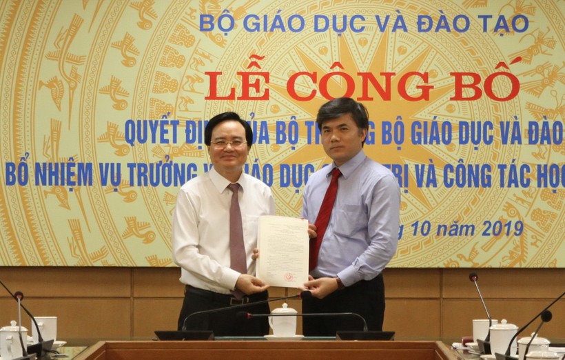 Bộ trưởng Phùng Xuân Nhạ trao quyết định bổ nhiệm cho ông Bùi Văn Linh