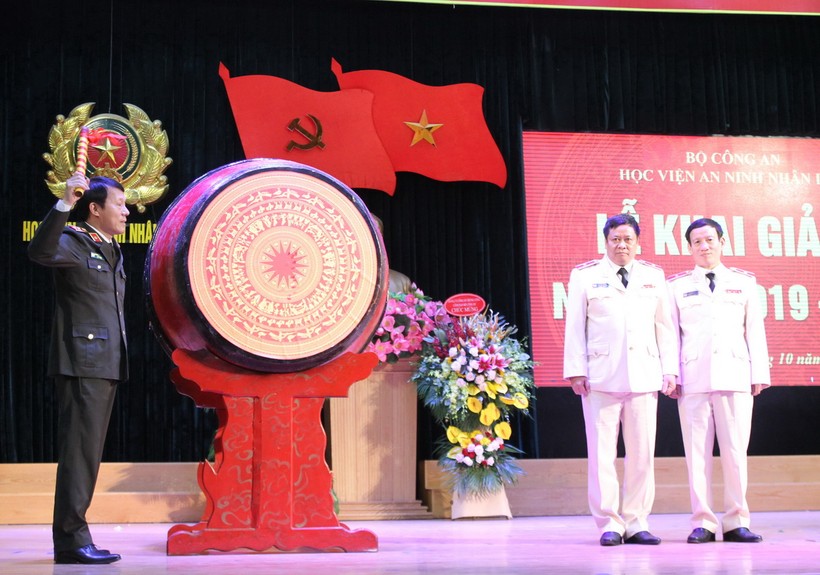 Thứ trưởng Bộ Công an Lương Tam Quang đánh trống khai giảng