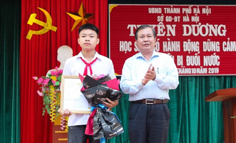 Phó Giám đốc Sở GD&ĐT Hà Nội Lê Ngọc Quang trao bằng khen cho em Phan Trung Hiếu