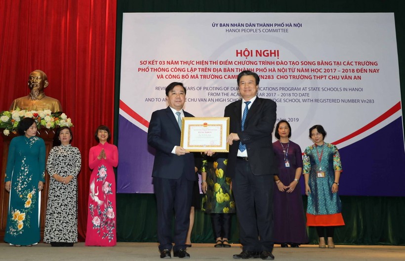 Thứ trưởng Nguyễn Hữu Độ tặng bằng khen cho các tập thể có thành tích trong việc thực hiện thí điểm chương trình đào tạo song bằng.