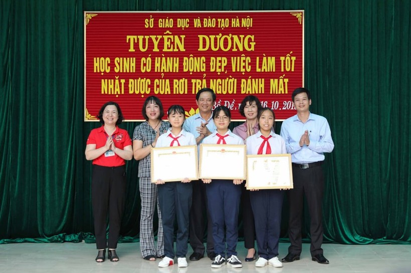 Sở GD&ĐT Hà Nội tặng bằng khen cho các em học sinh có hành động đẹp tại trường THCS Bồ Đề (quận Long Biên)