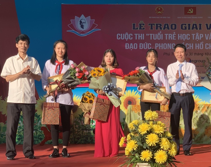 Ông Nguyễn Xuân An Việt trao phần thưởng cho các thí sinh đoạt giải