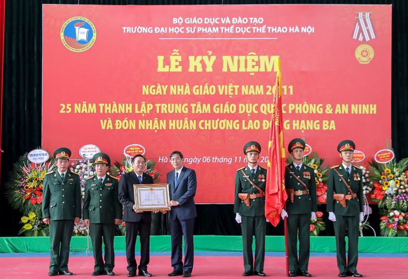 Trung tâm GDQPAN Trường Đại học Sư phạm Thể dục thể thao Hà Nội đón nhận Huân chương Lao động hạng Ba