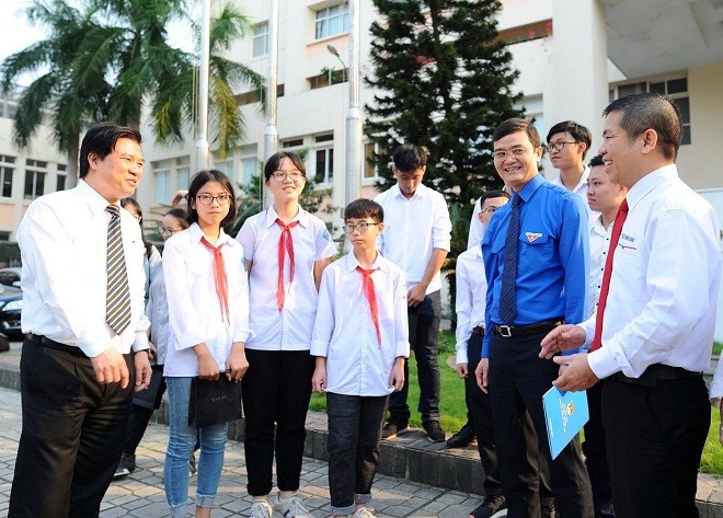 Thứ trưởng Bộ GD&ĐT Nguyễn Hữu Độ đã gặp mặt các tác giả