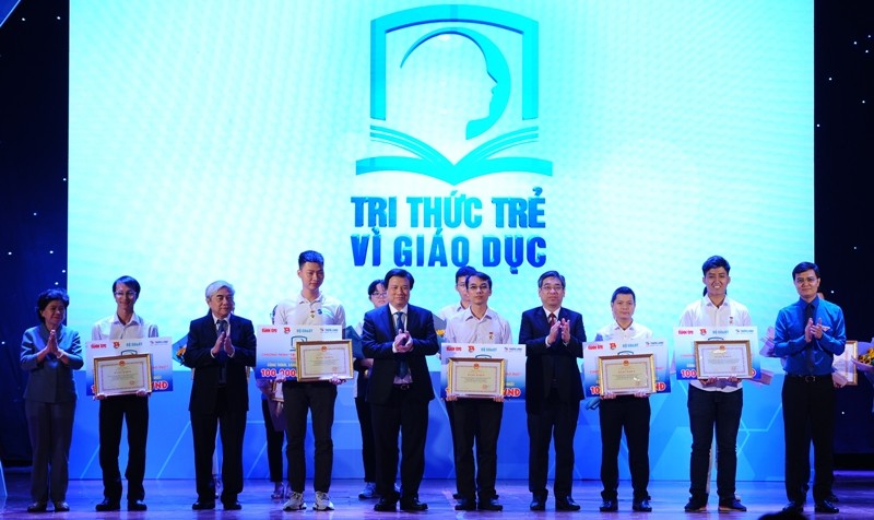 Thứ trưởng Nguyễn Hữu Độ, Bí thư Trung ương Đoàn - Bùi Quang Huy trao giải thưởng cho các tác giả đoạt giải.