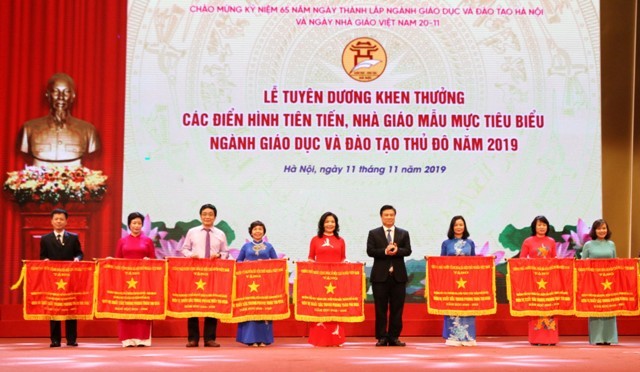 Thứ trưởng Nguyễn Hữu Độ tặng cờ thi đua của Thủ tướng Chính phủ cho các tập thể xuất sắc.