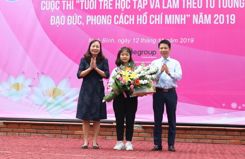 Ông Nguyễn Xuân An Việt và bà Bùi Thị Khuyên trao giải cho thí sinh Đinh Thị Phương Nhâm.