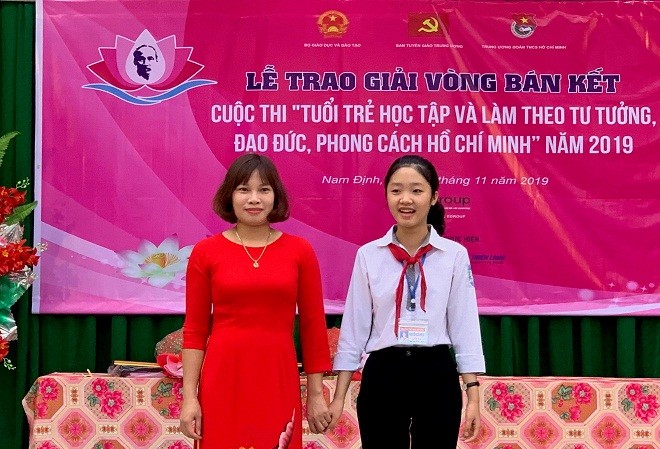 Cô Lê Thị Oanh và em Nguyễn Khánh Ly