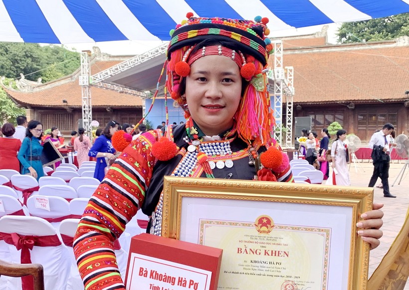 Cô Khoàng Hà Pơ vui mừng nhận bằng khen của Bộ trưởng Bộ GD&ĐT