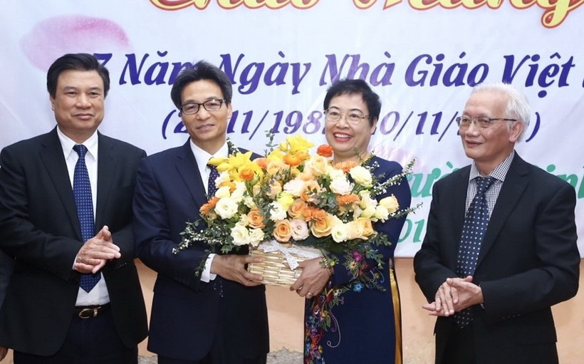 Phó Thủ tướng Vũ Đức Đam tặng hoa chúc mừng nhà trường nhân ngày Nhà giáo Việt Nam