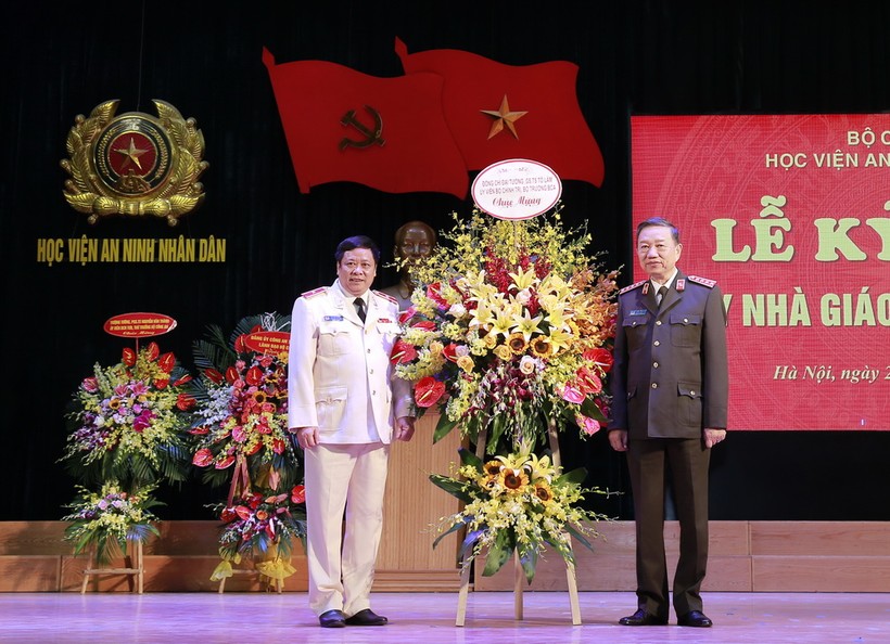 Bộ trưởng Tô Lâm chúc mừng nhà trường