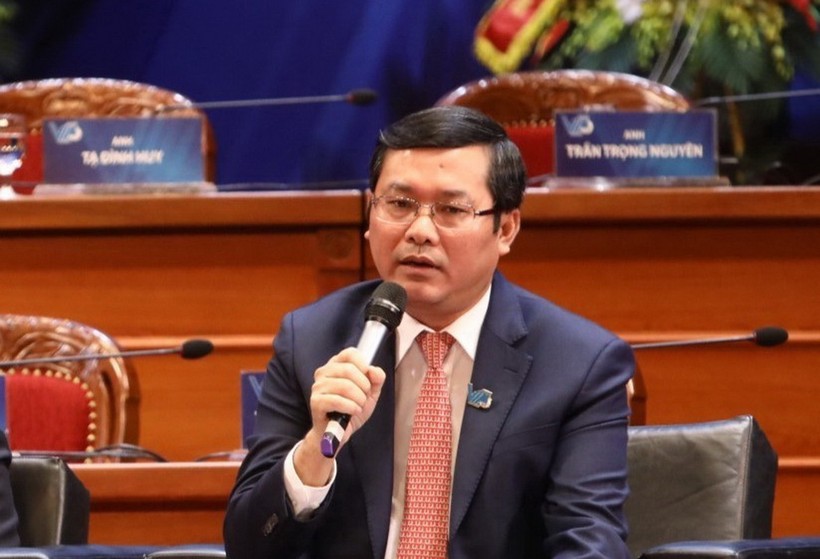 Thứ trưởng Bộ GD&ĐT Nguyễn Văn Phúc giải đáp câu hỏi của các đại biểu.