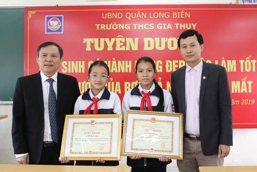 Đại diện lãnh đạo Sở GD&ĐT Hà Nội trao giấy khen cho các em học sinh
