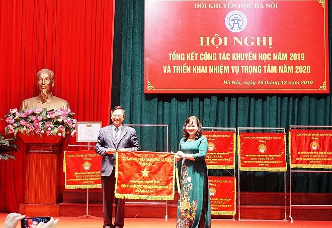 Hội Khuyến học Hà Nội nhận cờ thi đua của UBND TP