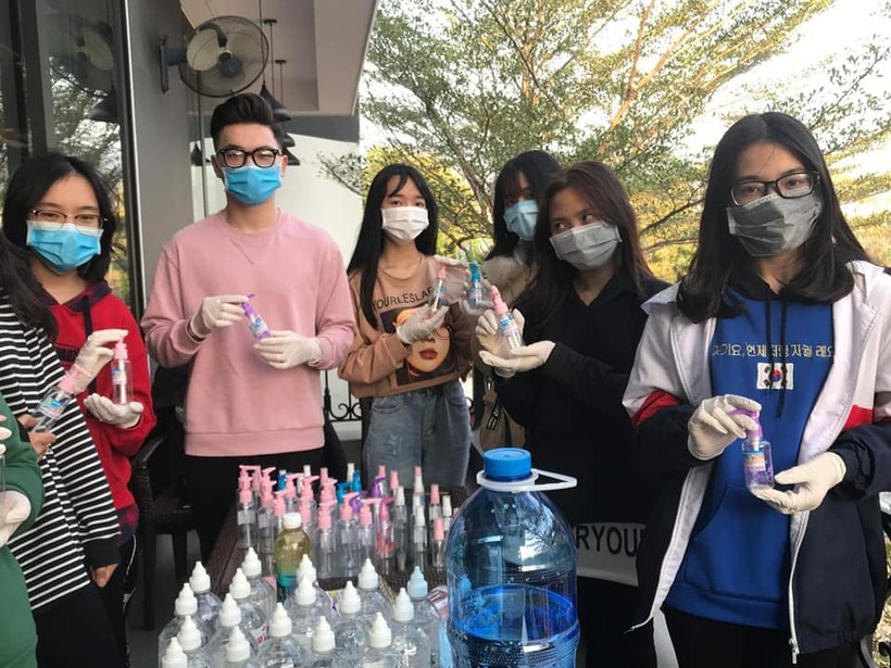 Học sinh Lào Cai pha chế nước diệt khuẩn chống dịch corona