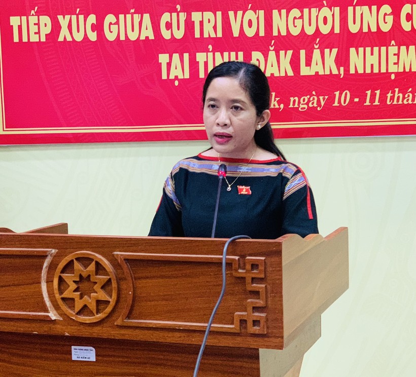Ứng viên đại biểu Quốc hội khóa XV Lê Thị Thanh Xuân trả lời các câu hỏi trong đợt tiếp xúc cử tri trên địa bàn tỉnh Đắk Lắk theo hình thức trực tuyến.