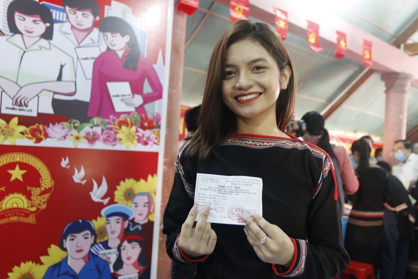 Cử tri H’Jenny Arul (Buôn Ako Dhông, phường Tân Lợi, TP. Buôn Ma Thuột) lần đầu được cầm lá phiếu bầu cử.