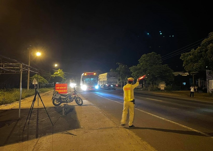 CSGT Công an tỉnh Đắk Lắk ra tín hiệu dừng xe tại chốt phòng, chống dịch Covid-19 (xã Hòa Phú, TP. Buôn Ma Thuột).