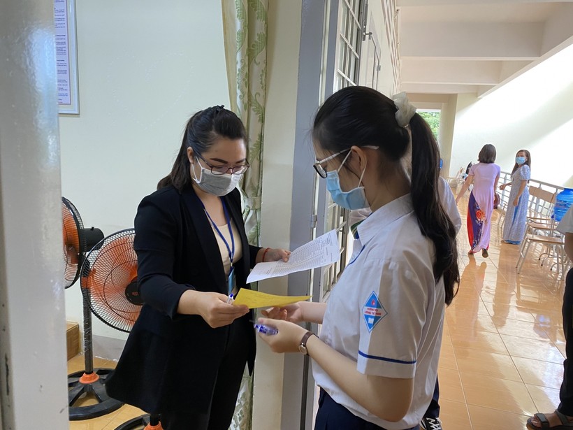 Các thí sinh dự thi vào lớp 10 trường THPT chuyên Nguyễn Du làm thủ tục vào phòng thi.