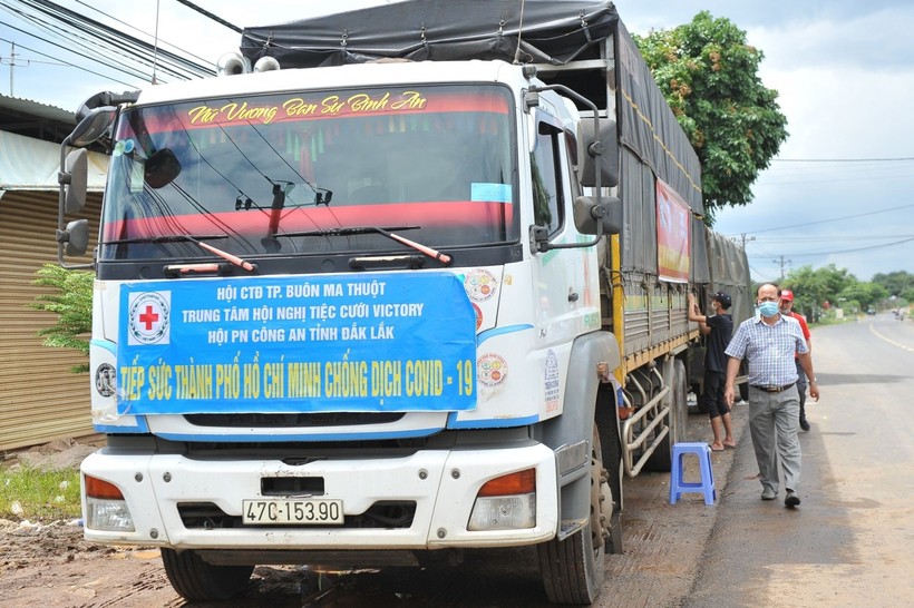 Những chuyến xe nghĩa tình từ Đắk Lắk đến TP Hồ Chí Minh, Bình Dương... để góp phần hỗ trợ người dân vượt qua khó khăn.