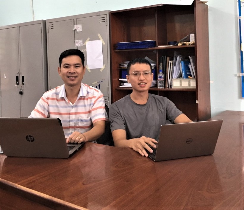 Thầy Trần Ngọc Lam (trái) và em Lưu Hữu Phước - tác giả của phần mềm Qchoice.