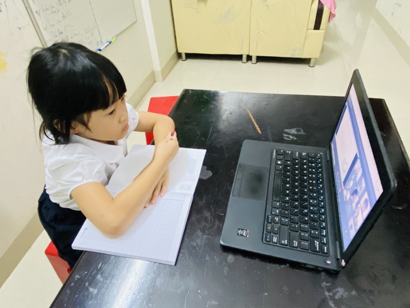 Học sinh trường tiểu học Nguyễn Công Trứ (TP. Buôn Ma Thuột) bắt đầu làm quen với việc học online.
