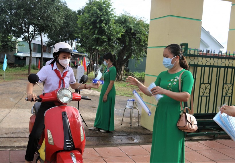 Các giáo viên ở Đắk Nông đón học sinh đến dự Lễ khai giảng năm học 2021-2022.