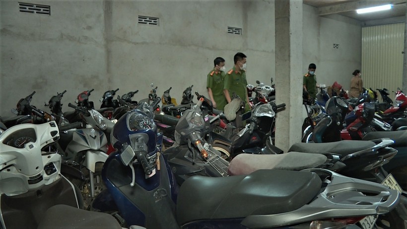 Lực lượng chức năng kiểm tra kho của dịch vụ cầm đồ Sơn Dung tại địa chỉ 693 đường Phạm Văn Đồng