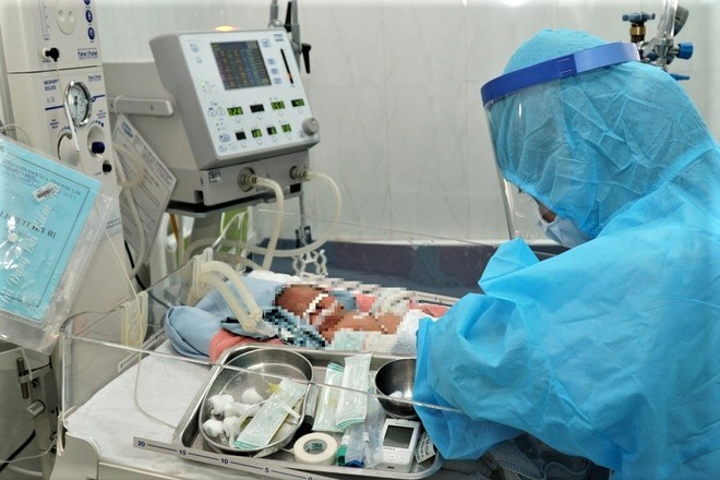 Cháu bé sơ sinh con của sản phụ H.D.K được các bác sĩ Bệnh viện Đa khoa vùng Tây Nguyên chăm sóc đặt biệt