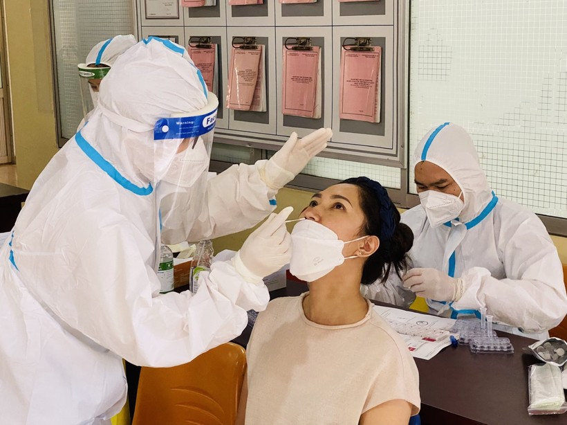 Lực lượng chức năng lấy mẫu test nhanh kháng nguyên SARS-CoV-2 cho những người tiếp xúc gần với bệnh nhân Covid-19.