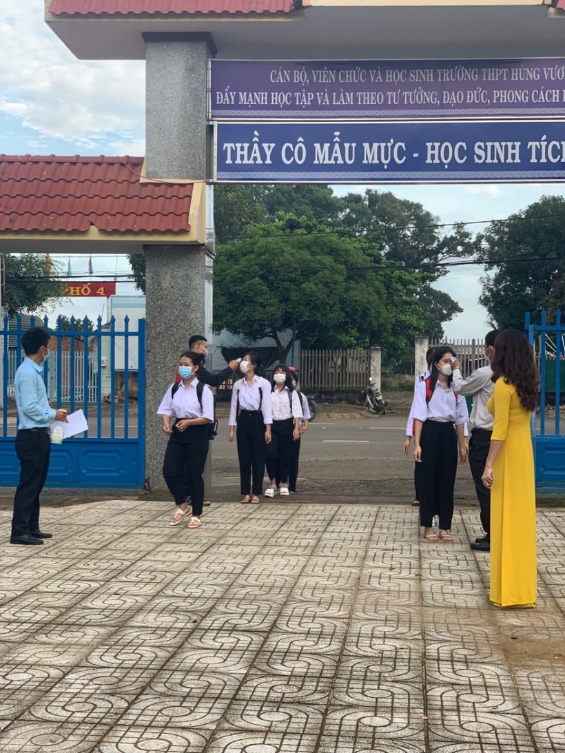 Học sinh vùng xanh Đắk Lắk đến trường học trực tiếp