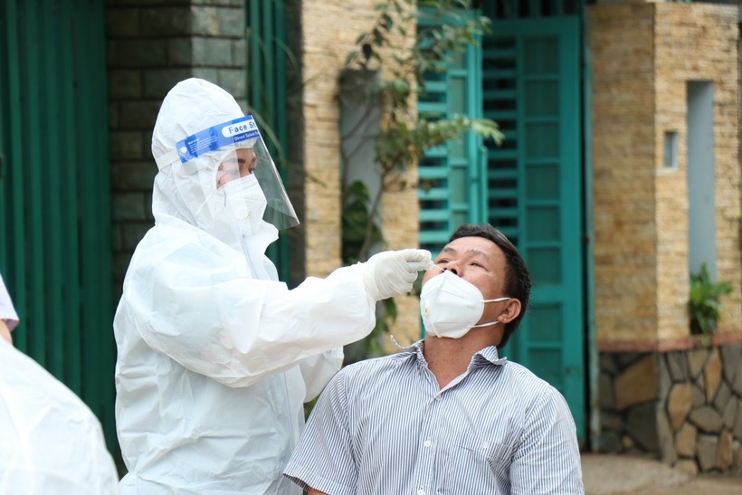 Lực lượng chức năng lấy mẫu test nhanh kháng nguyên SARS-CoV-2 cho người dân TP Buôn Ma Thuột.