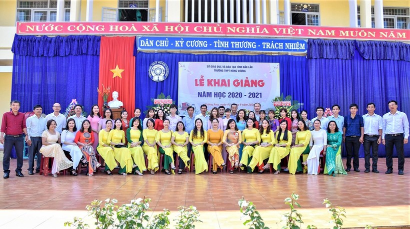 Tập thể Hội đồng Sư phạm Trường THPT Hùng Vương