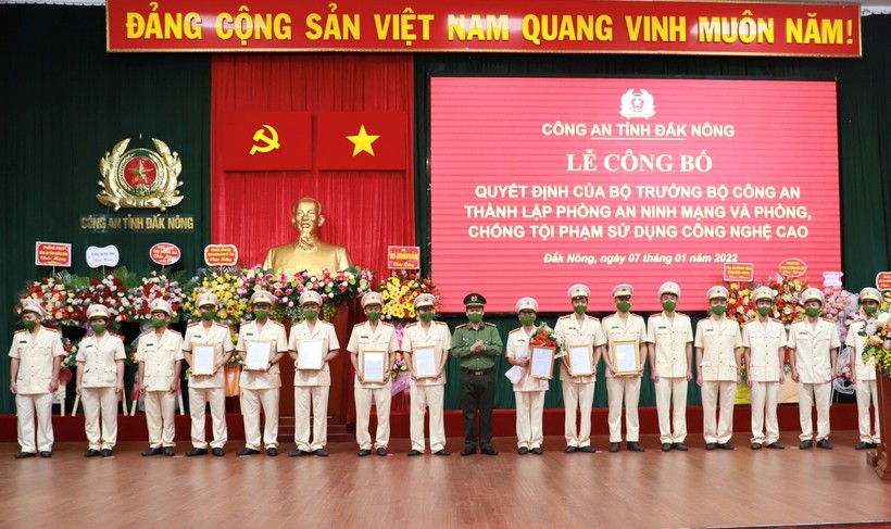 Đại tá Bùi Quang Thanh, Giám đốc Công an tỉnh trao các Quyết định tại buổi lễ.