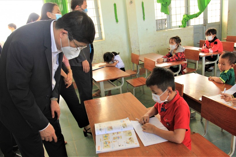 Giám đốc Sở GD&ĐT Phạm Đăng Khoa trong một chuyến kiểm tra dạy học trên địa bàn.