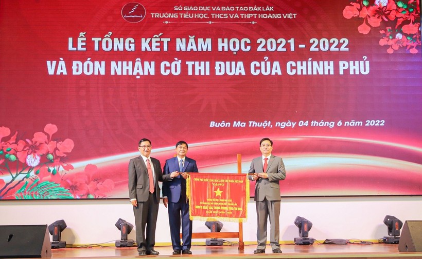 Trường Hoàng Việt nhận Cờ thi đua của Chính phủ.