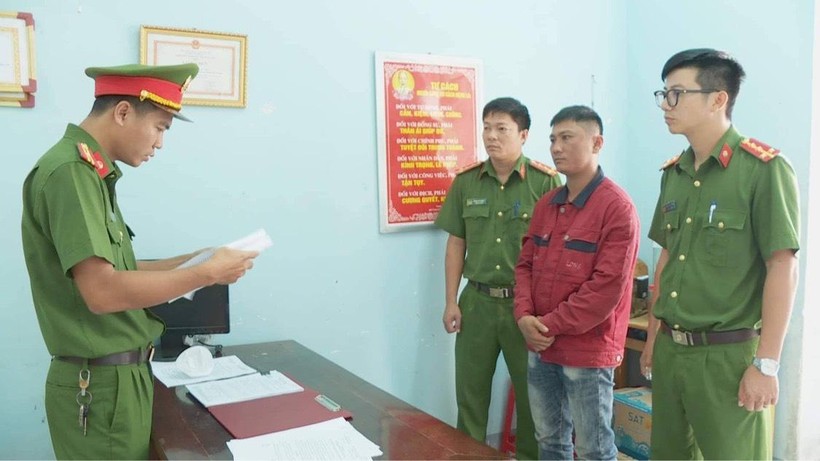 Cơ quan CSĐT thi hành lệnh bắt tạm giam đối tượng Nguyễn Văn Long (ảnh: Sỹ Đức).