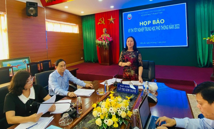 Bà Lê Thị Kim Oanh phát biểu tại cuộc họp báo.