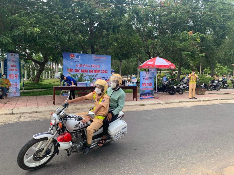 Đội tiếp sức mùa thi và CSGT huyện Lắk hỗ trợ thí sinh đến điểm thi an toàn, kịp thời gian dự thi.