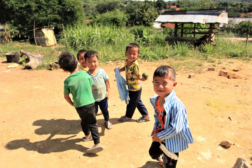 Học sinh trường TH Cẩm Phong, huyện Krông Bông vui chơi sau giờ học.