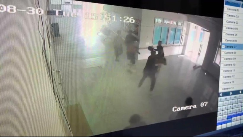Nhóm thanh niên xông vào bệnh viện đánh nhau (ảnh cắt từ Clip).