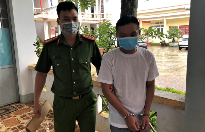 Lực lượng cơ sở ở Đắk Nông bắt giữ 1 đối tượng truy nã (ảnh: MQ).